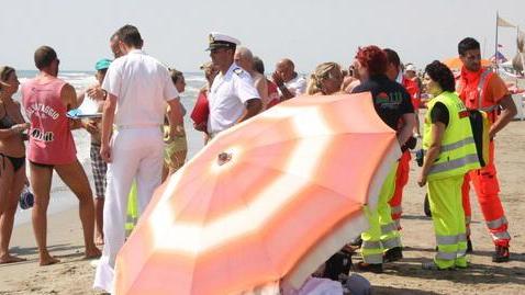 Muore mentre passeggia in spiaggia