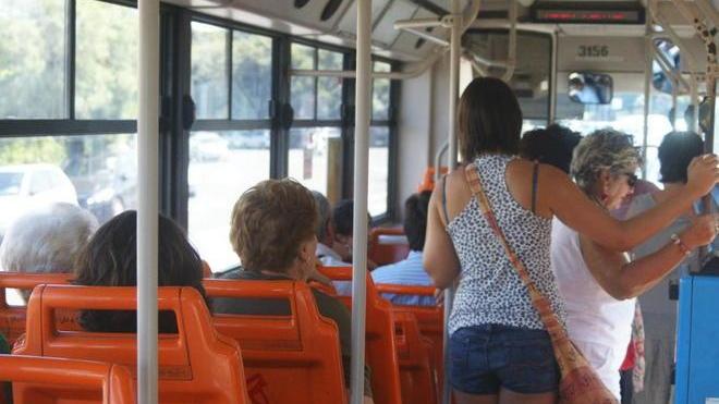 In autobus senza biglietto, più controlli e maxi multe