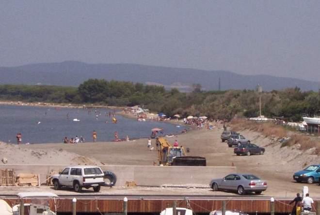 Caos al parcheggio e spiaggia sporca 