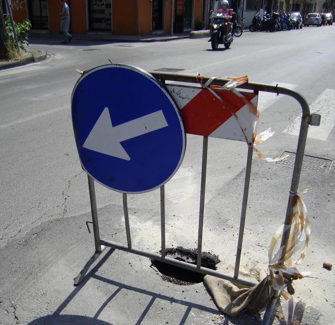 Via Coppino, la buca compie 100 giorni