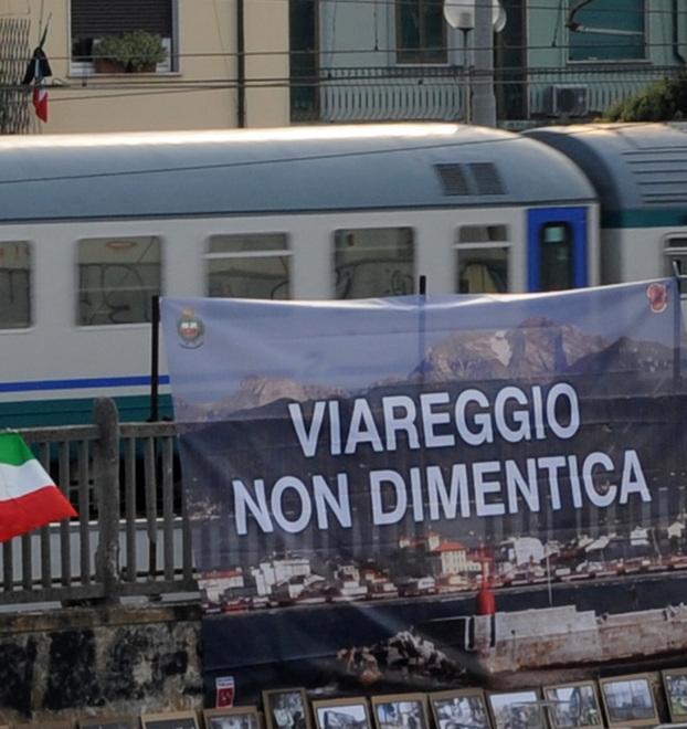 La città in strada per ricordare la strage alla stazione 