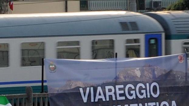 La città in strada per ricordare la strage alla stazione