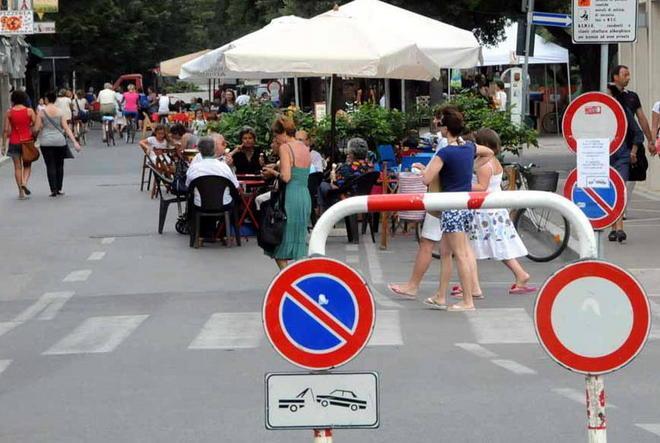 Salottino selvaggio in Ztl Multati 10 commercianti