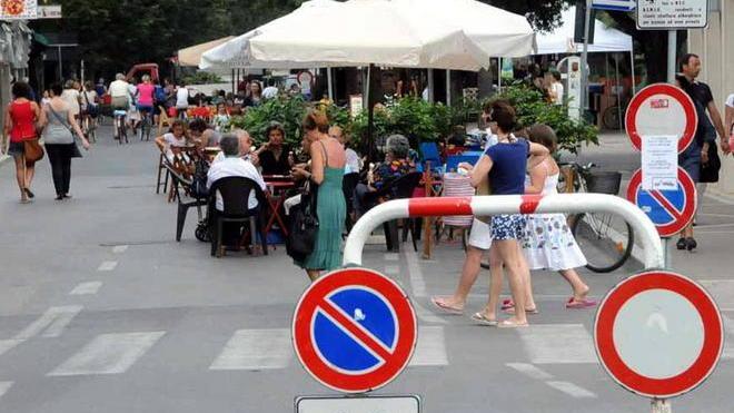 Salottino selvaggio in Ztl Multati 10 commercianti
