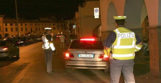 Perde il controllo, danneggia due auto e fugge a piedi