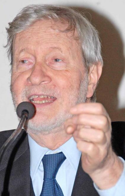 Tremila firme per la biblioteca 