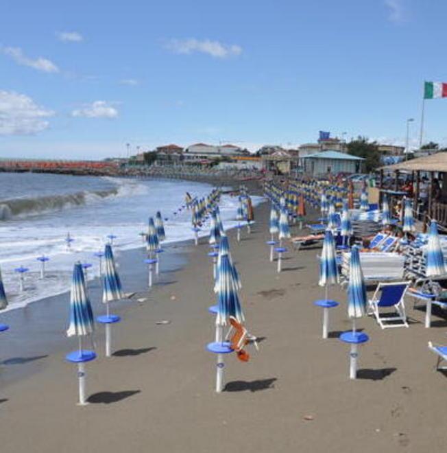 Giugno nerissimo per i balneari tra crisi, erosione e terremoto 