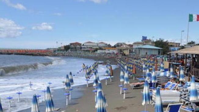 Giugno nerissimo per i balneari tra crisi, erosione e terremoto