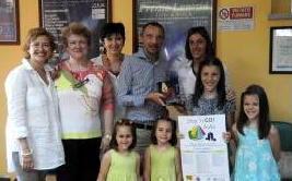 Madre di quattro figlie in vacanza con la card