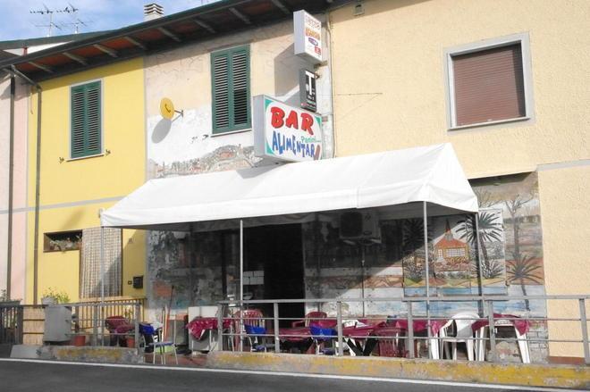 Banditi armati di pistola rapinano un bar e fuggono 