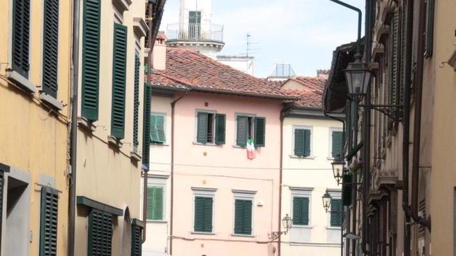 Ciclisti e fattorini in divisa, tutti in coda dalle lucciole