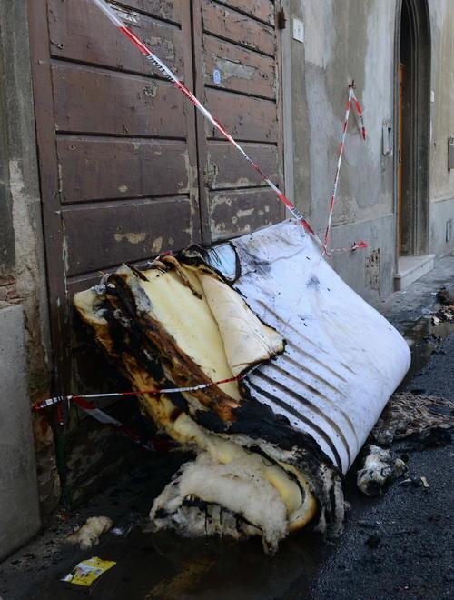 Resta intossicato per spegnere il fuoco in casa della madre 