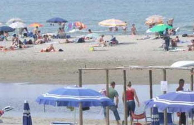 Padre e figlioletta salvati dai bagnini 