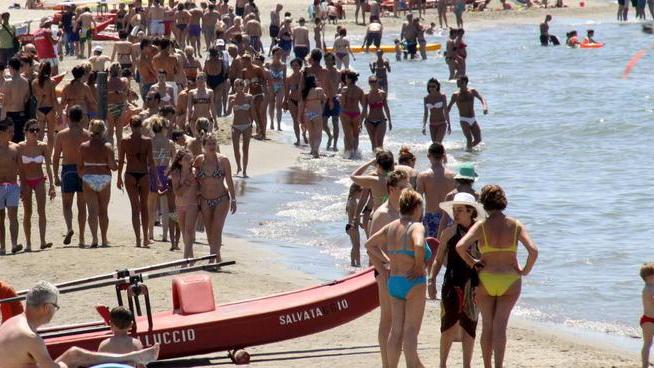 «Io e mia figlia stavamo annegando salvate da un turista»
