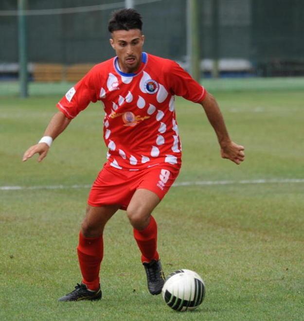 Pontedera vicino al portiere Leone Brega alla Lucchese 