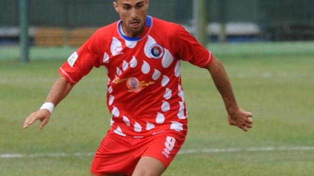 Pontedera vicino al portiere Leone Brega alla Lucchese