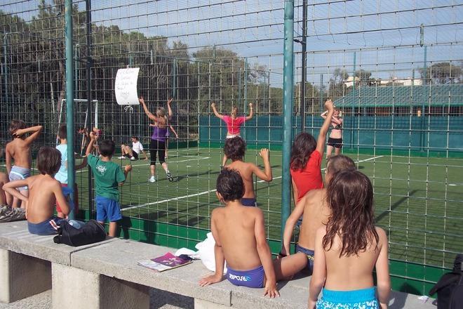 La "gabbionata" delle mamme: cari figli, oggi giochiamo noi... 
