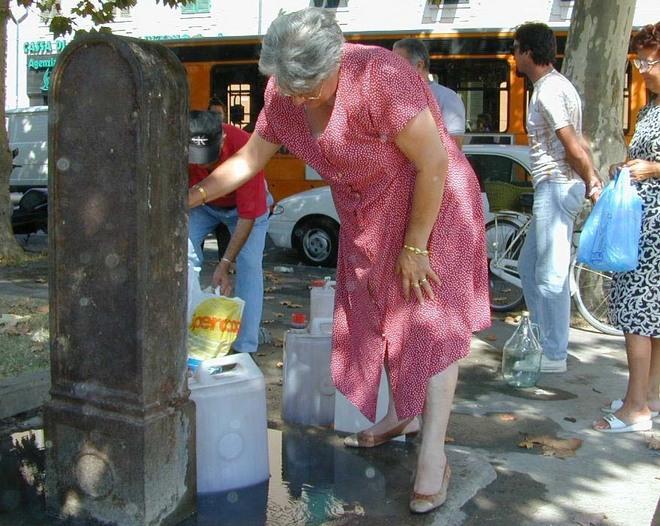 Multe fino a 500 euro a chi riempie le taniche con l’acqua di Montecarlo 