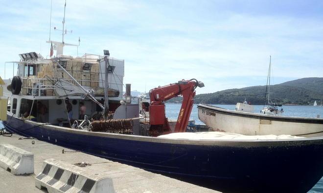 Onda inattesa, peschereccio nei guai