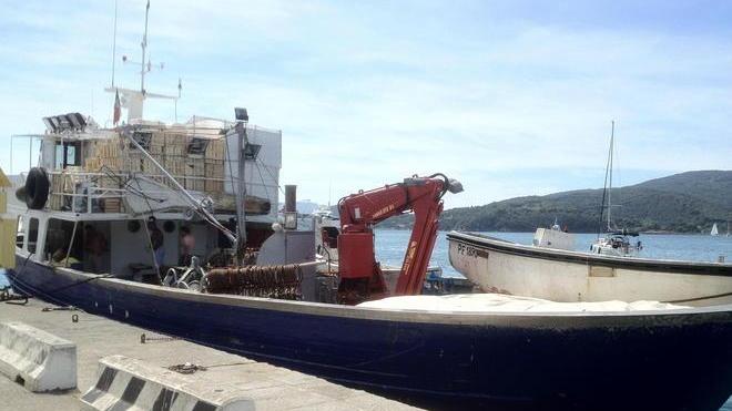 Onda inattesa, peschereccio nei guai