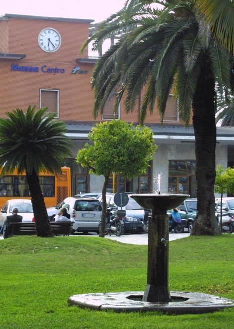 Teatro, poesie, giochi in piazza Stazione