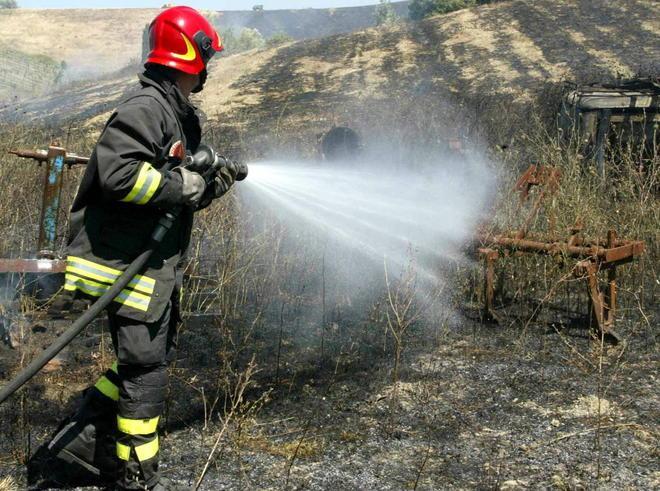 Capanno agricolo distrutto dal fuoco a Rimorti
