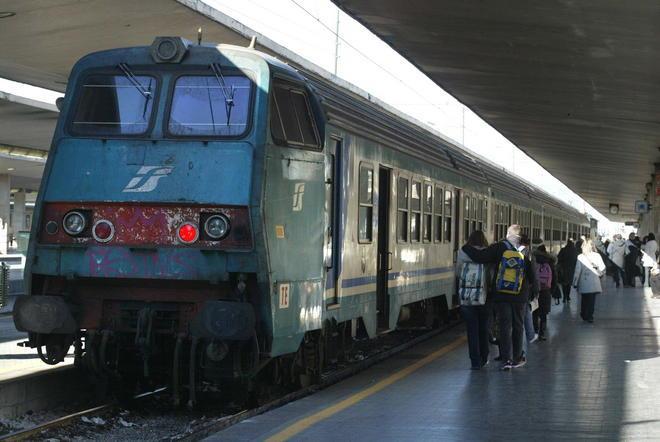 Treno pendolari fermo per due ore senza aria condizionata 