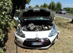 Auto sbanda e finisce contro gli alberi, muore il conducente 
