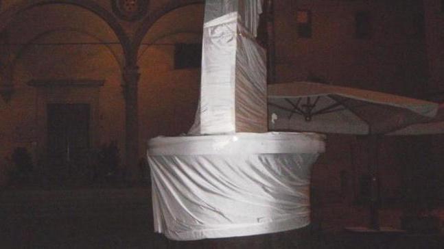 Coperta la statua della “Luna nel Pozzo”