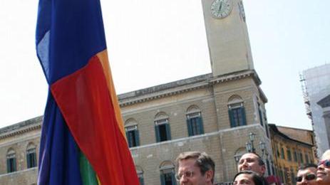 "Piena cittadinanza ai gay”, il sindaco issa la bandiera arcobaleno su Ponte di Mezzo