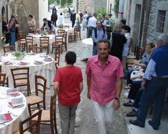 Piove a dirotto e la cena per Pascoli termina dentro la chiesa di S. Rocco 