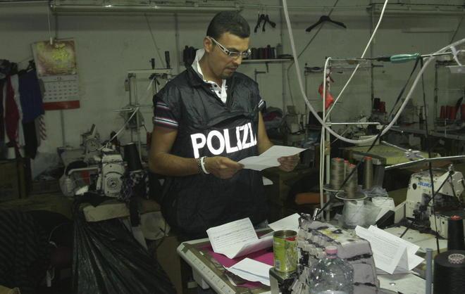 Blitz nella confezione cinese sequestrati 23 macchinari