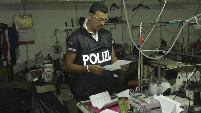 Blitz nella confezione cinese sequestrati 23 macchinari