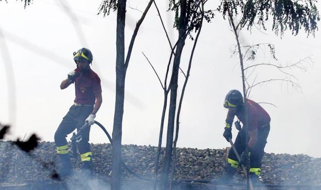 Incendi lungo i binari, linea interrotta più di 2 ore