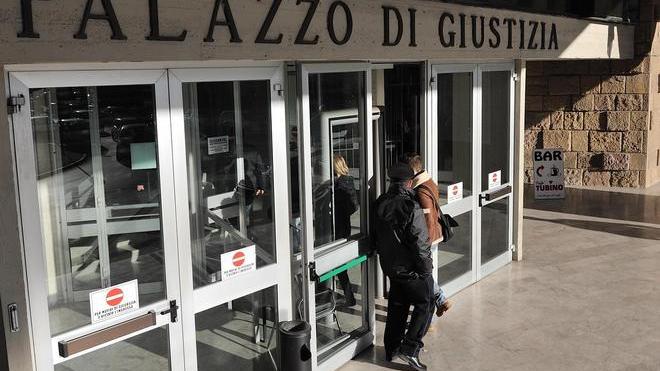 «Sesso in auto: credevano di non esser visti»