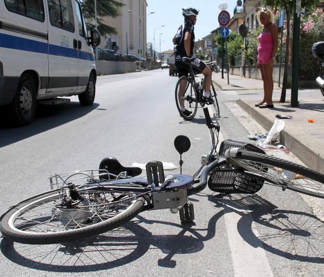 Urta in bici un furgone e cade sull’asfalto: morto 