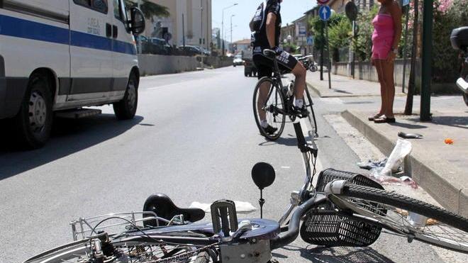 Urta in bici un furgone e cade sull’asfalto: morto