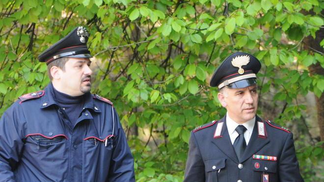 Accoltella il vicino di casa che parla con la compagna