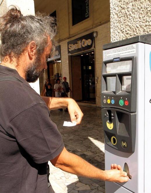 Parcheggi in centro con tariffe più care per favorire i bus 