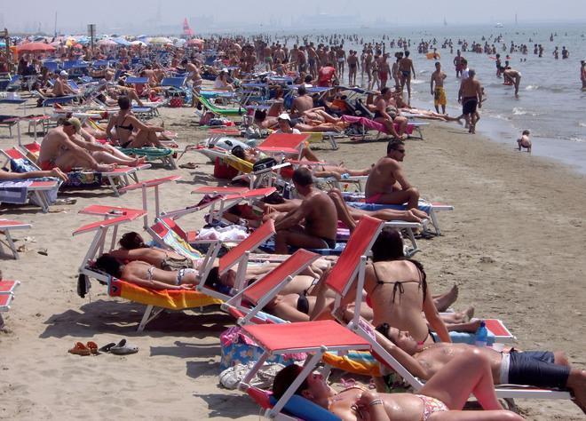 Due anziani muoiono sulla spiaggia di Tirrenia stroncati dal caldo 