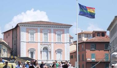Il Comune aderisce al Toscana Pride Issata la bandiera arcobaleno 