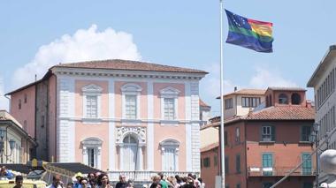 Il Comune aderisce al Toscana Pride Issata la bandiera arcobaleno