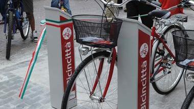 Bici a noleggio: via ai lavori, a fine estate parte il servizio