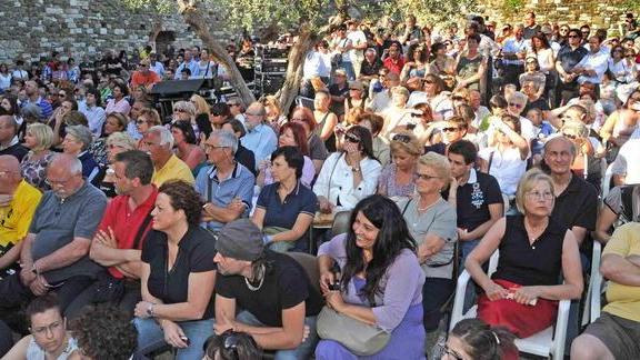 Megaschermi nei ritrovi e nelle piazze per l’Italia