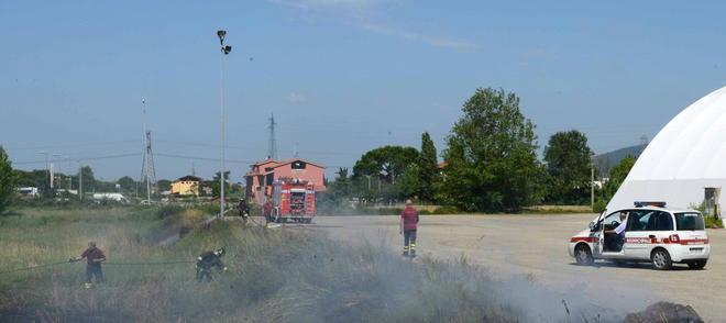 L’incendio di sterpaglie mette a rischio alcune attività 