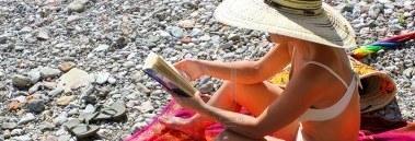Leggere al mare con la Falesiana
