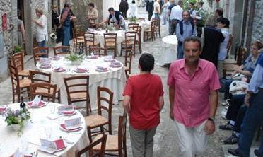 La cena all’aperto finisce in chiesa 