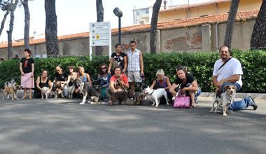 Portano anche i cani per l’ultimo saluto a Luana 