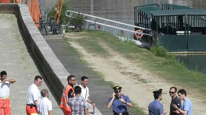 Un uomo di 72 anni si getta dal ponte della Vittoria
