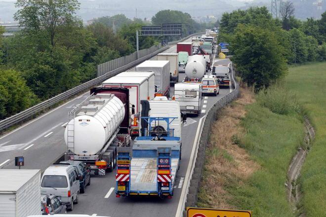 Camion in fiamme sulla Fi-Pi-Li, chilometri di code 